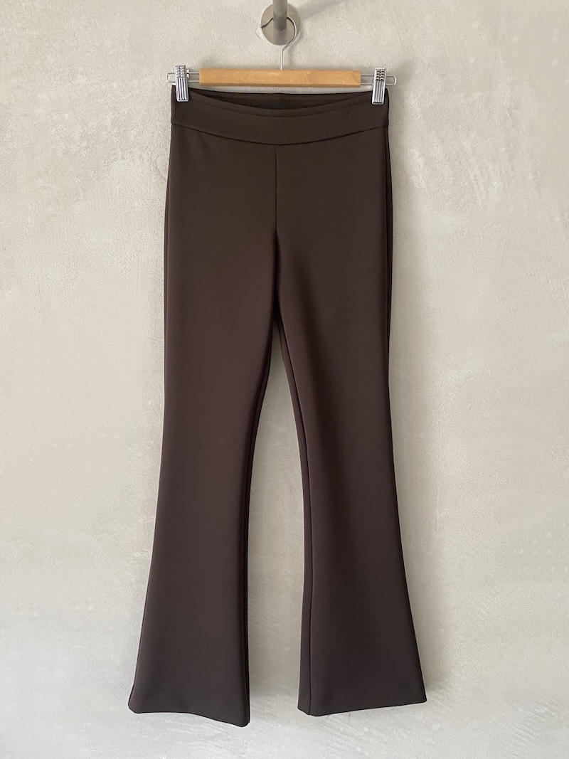Pantaloni marroni a trombetta in tessuto tecnico elasticizzato, con vita alta, fascia con elastico interno e fondo svasato, Marina Lari.