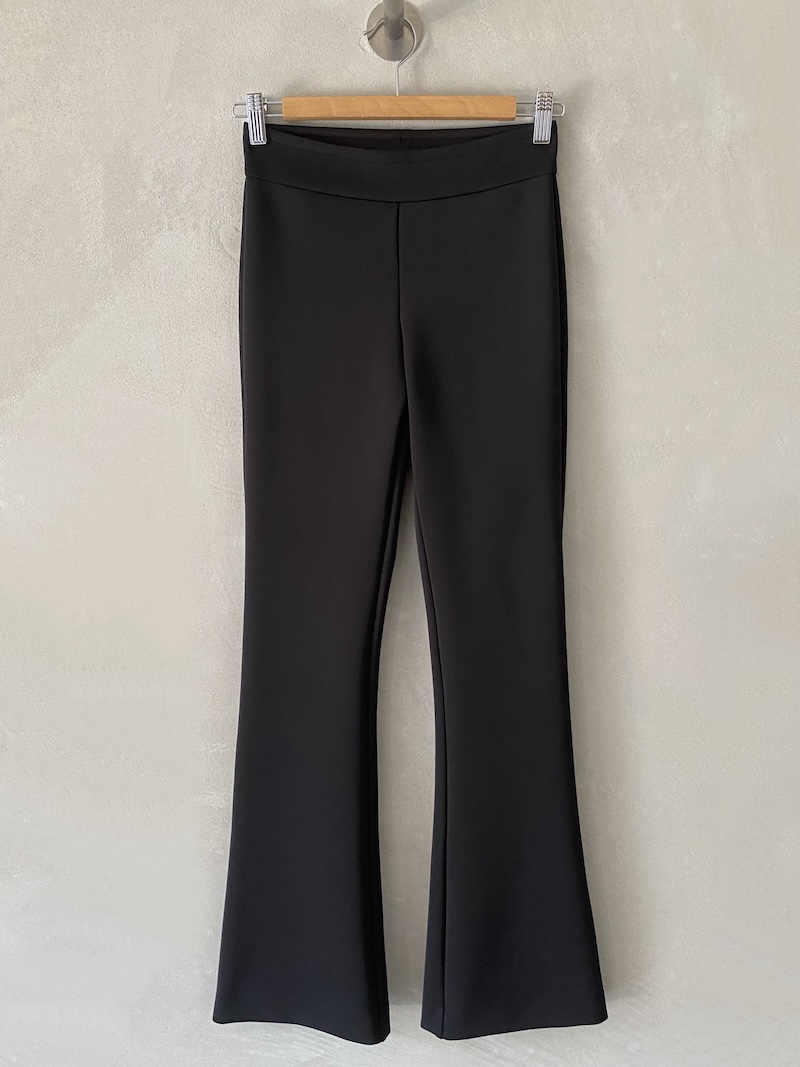 Pantaloni neri a trombetta in tessuto tecnico elasticizzato, con vita alta, fascia con elastico interno e fondo svasato, Marina Lari.