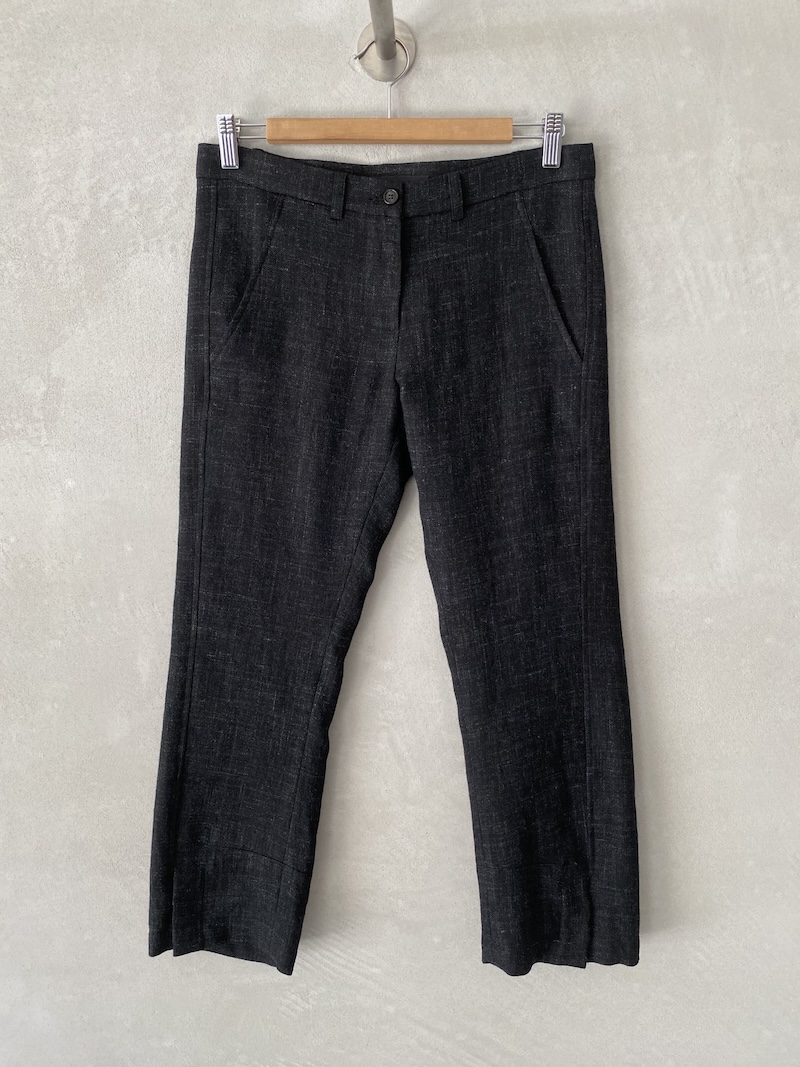 Pantaloni neri a vita bassa in lino e lana, con lunghezza alla caviglia, tasche oblique e spacchi al fondo, Marina Lari.