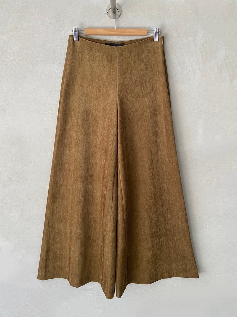 Pantaloni senape a gamba larga in tessuto spigato elasticizzato, con vita normale, chiusura laterale e linea svasata, Marina Lari.