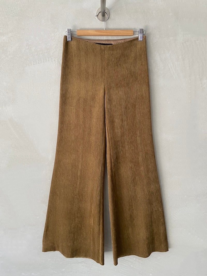 Pantaloni senape aderenti a zampa in tessuto spigato elasticizzato, con vita media, zip laterale invisibile e orlo a taglio vivo, Marina Lari.