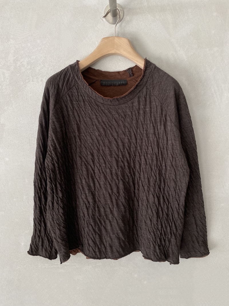 T-shirt boxy marrone in maglina goffrata e doppiata, con maniche lunghe raglan, spacchi laterali e finiture a taglio vivo, Marina Lari.