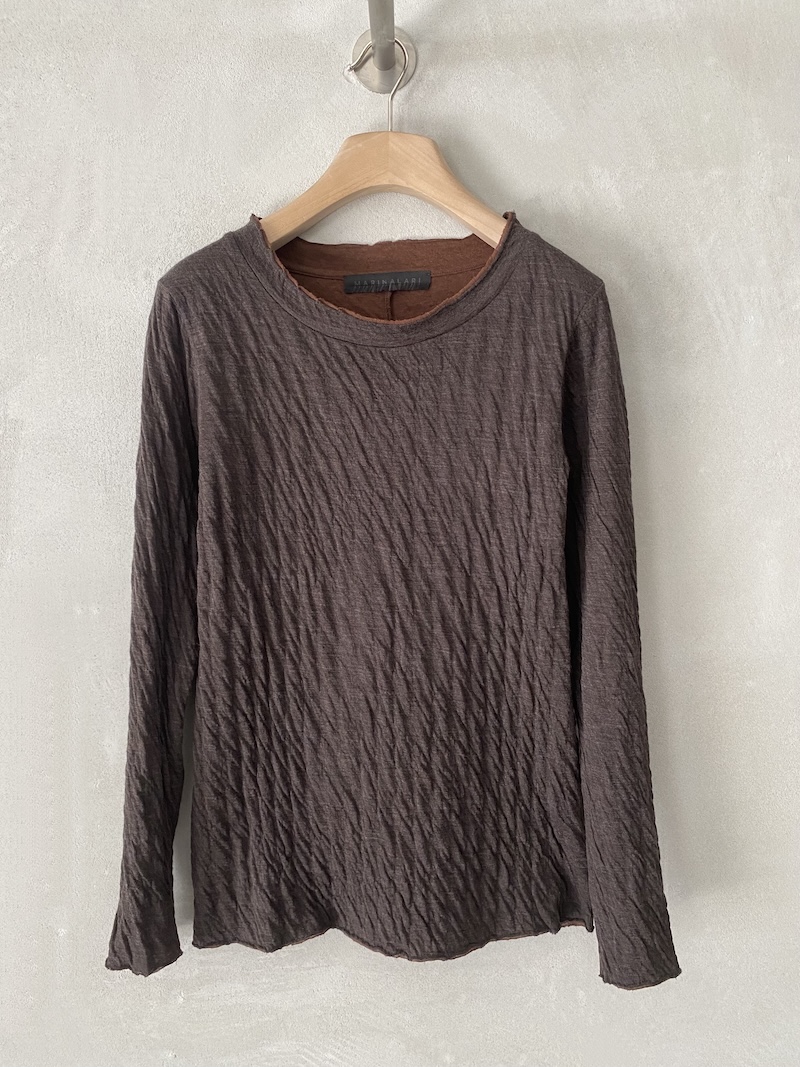 T-shirt slim marrone in maglina goffrata e doppiata, con scollo tondo, maniche lunghe e finiture a taglio vivo, Marina Lari.