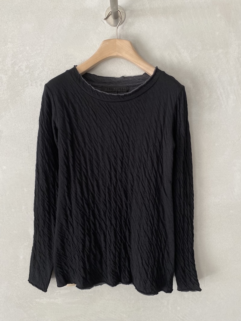 T-shirt slim nera in maglina goffrata e doppiata, con scollo tondo, maniche lunghe e finiture a taglio vivo, Marina Lari.