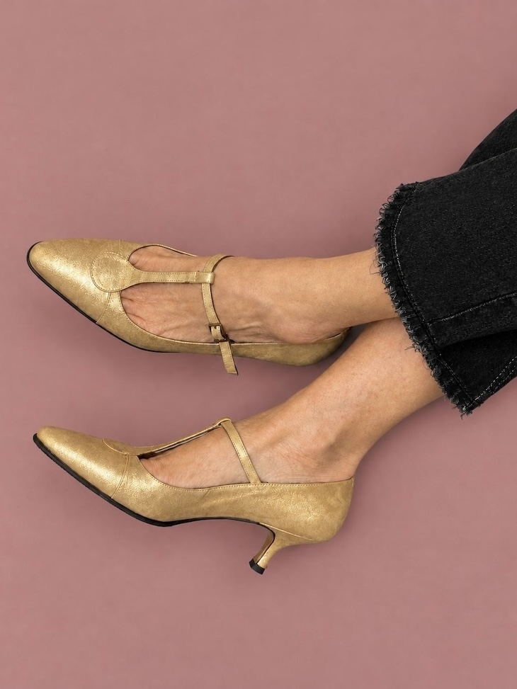 Scarpe Mary Jane in pelle laminata con punta affusolata, cinturino a T regolabile con fibbia laterale, dettaglio applicato sulla punta e tacco basso da 5 cm colore gold - ROSE'S ROSES